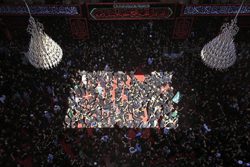 Mourning in the holy shrine of Imam Hussein(piece be upon him)