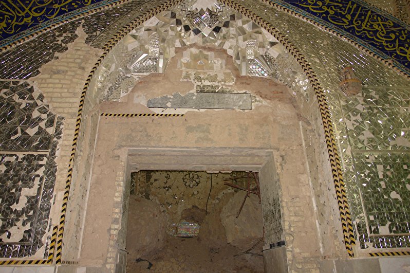 Destruction of the entrance door of the holy shrined of Samarra