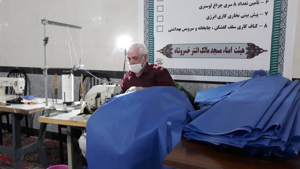 تولید ماسک و روتختی بیمارستانی توسط موکب ثارالله و هیئت فاطمیون در مسجد مالک اشتر خسروشاه