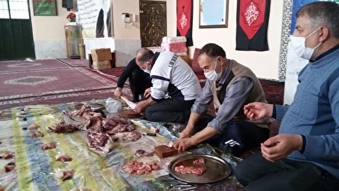 توزیع گوشت قربانی بین 40 خانواده نیازمند زنجانی