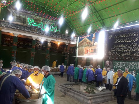 موکب حضرت زهرا (س) ستاد بازسازی عتبات عالیات شهرستان اصفهان در راستای رزمایش کمک مو منانه برای مواسات وهمدلی ویژه نیازمندان از اول ماه مبارک رمضان روزانه حدود ۳۰۰۰ هزار پرس توزیع افطاری
