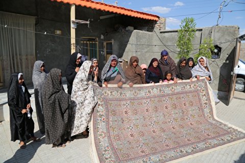 مراسم برش فرش روستای گز از دهستان نهارجان به مرکزیت کلاته سلیمان متعلق به بخش مود شهرستان سربیشه استان خراسان جنوبی با حضور رئیس ستاد بازسازی عتبات عالیات استان برگزار شد