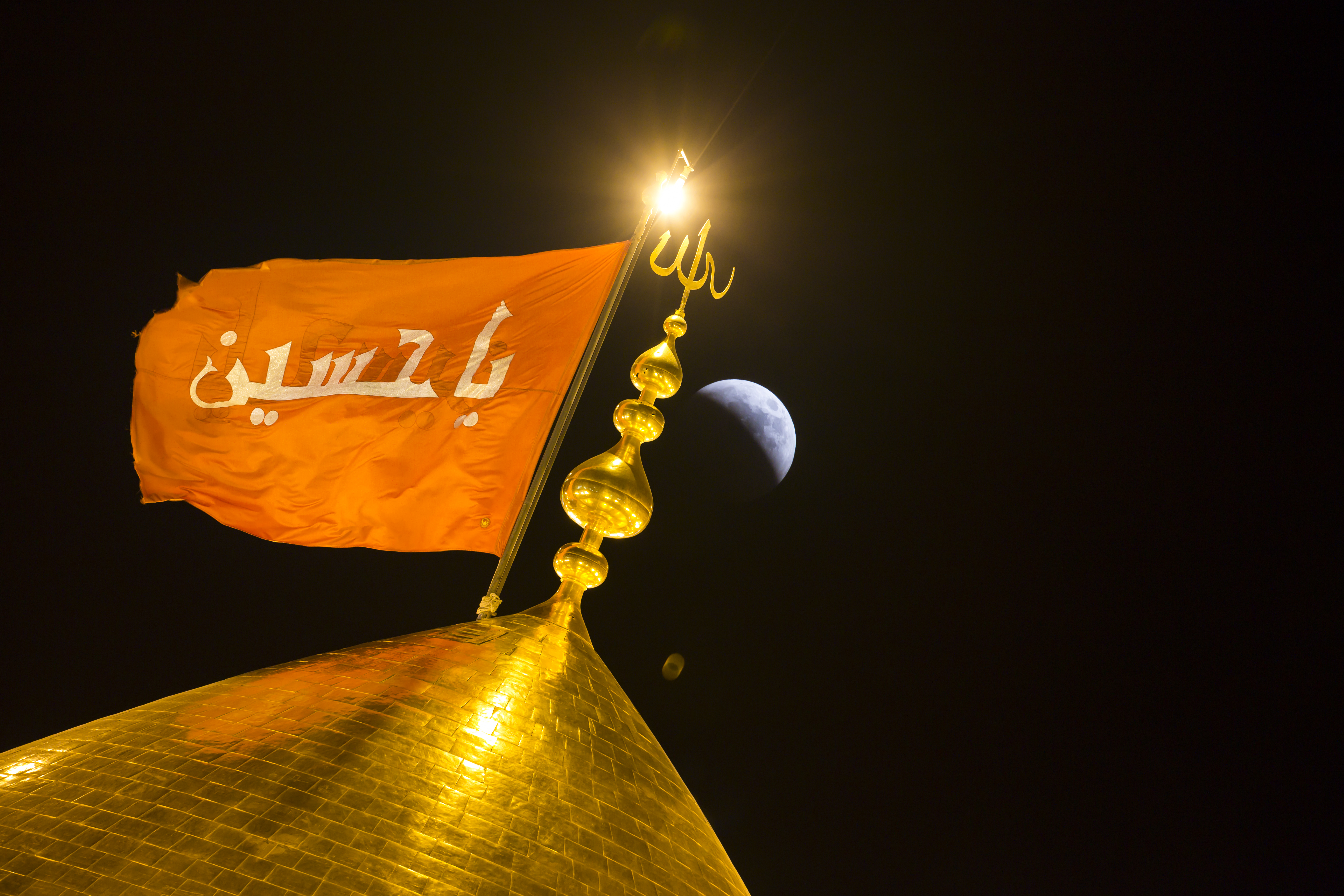 نمایی ازیبا از گنبد سید الشهدا و هلال ماه