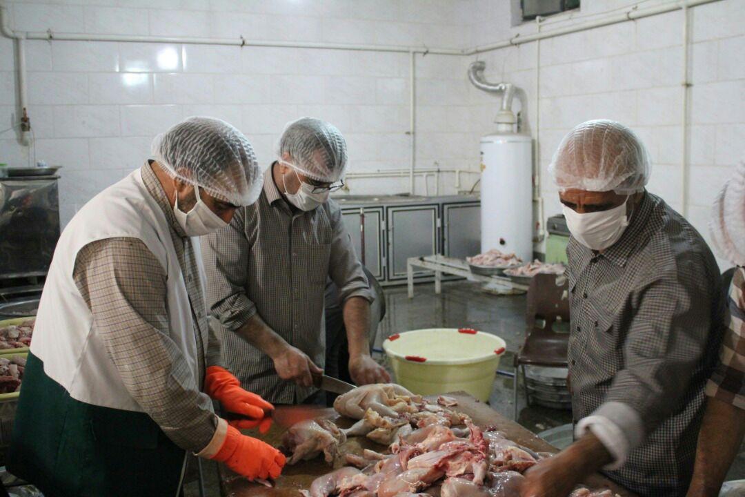 توزیع 2 هزار پرس غذای گرم بین نیازمندان شهرستان خرمدره/1200 بسته گوشت مرغ بین نیازمندان توزیع شد