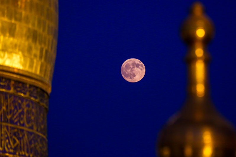 تصویر ماه بر روی گنبد و بارگاه ملکوتی امیر المومنین(ع)