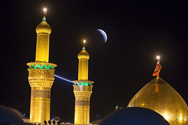 نمایی زیبا از ماه ، گنبد و گلدسته های حرم مطهر سید الشهدا (ع)