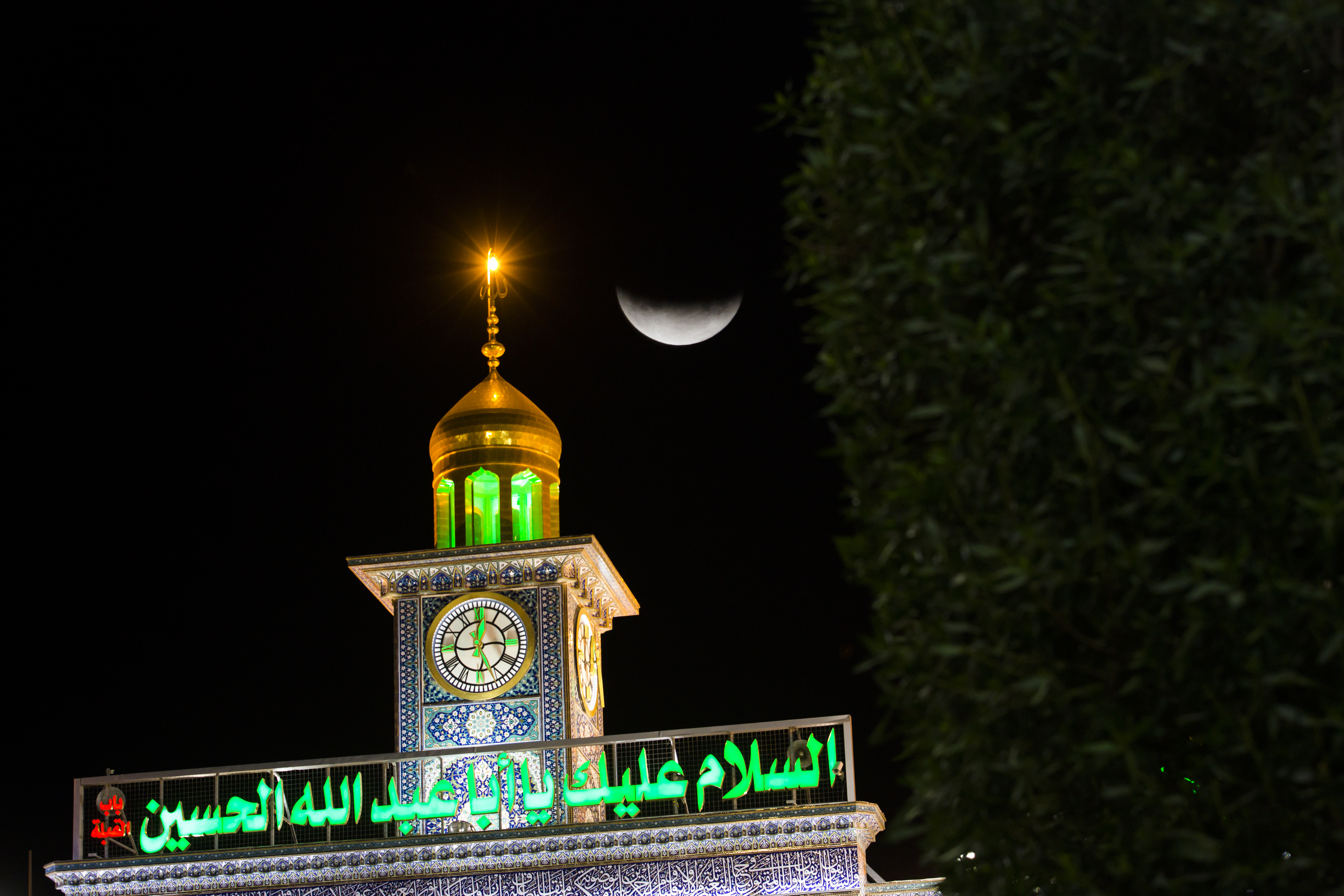 نمایی از حلال ماه از کنار برج ساعت حرم سیبد الشهداء (ع)