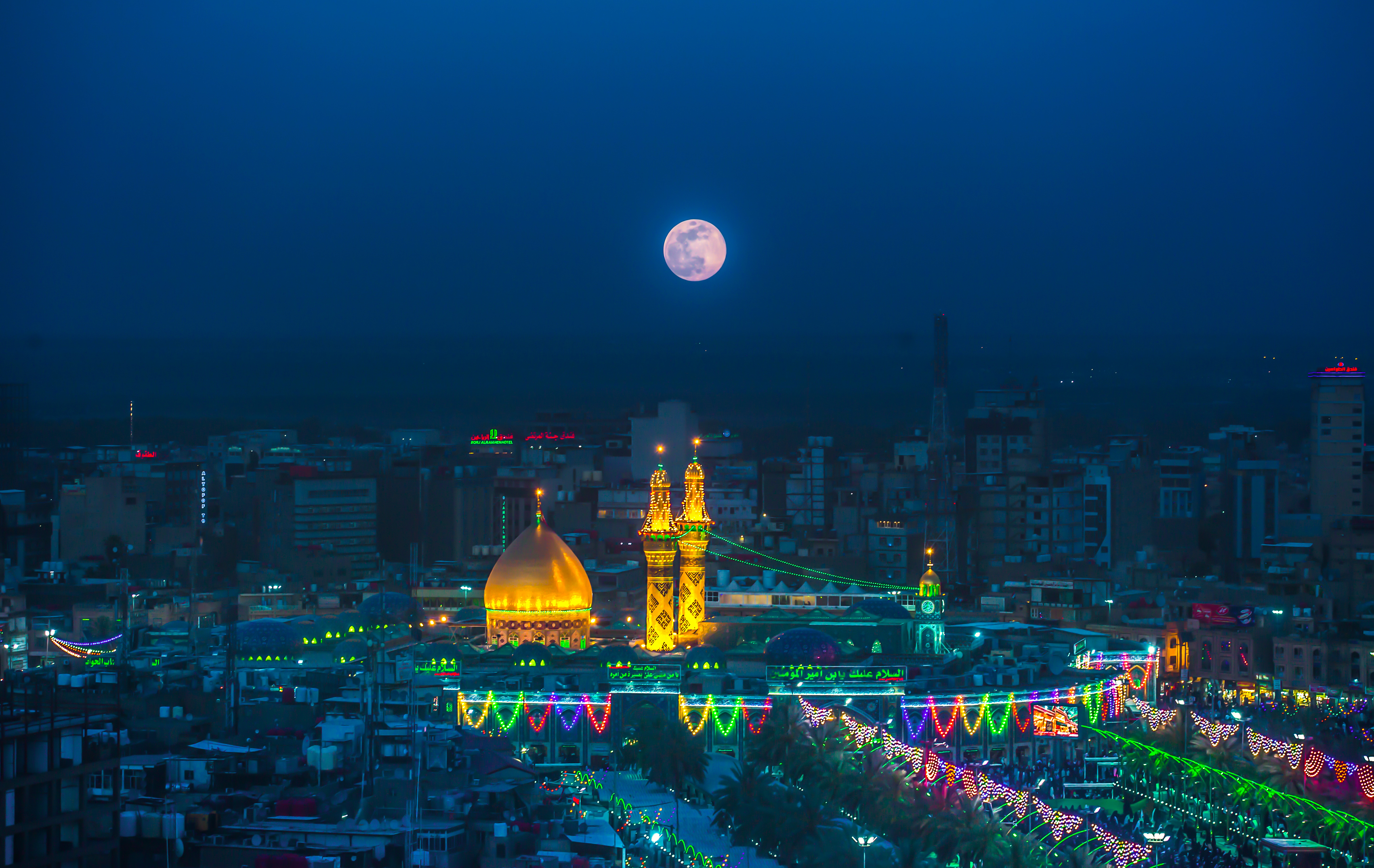 نمایی از ماه بر روی حرم مطهر و نورانی سید الشهداء (ع) در شهر کربلا