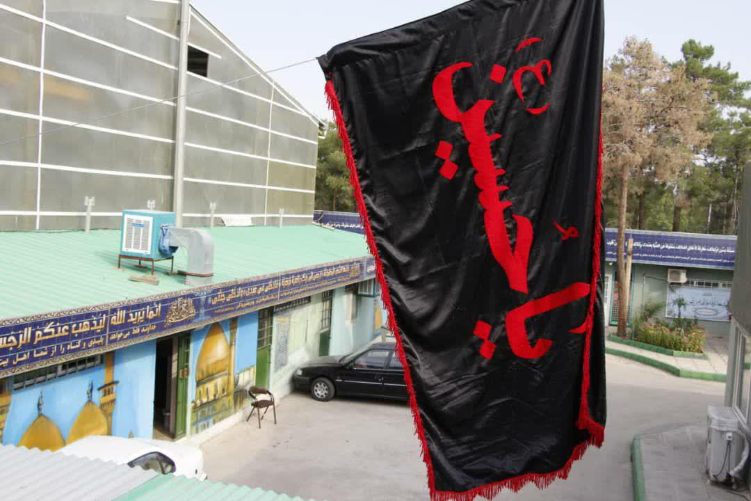 سایه‌ی پرچم عزای حسینی بر خیمه ستاد بازسازی عتبات کرمان