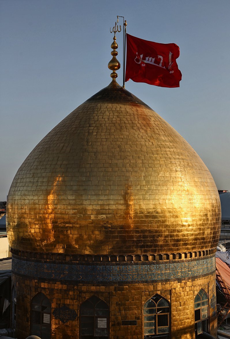 نمایی از گنبد طلایی و نورانی امام حسین علیه السلام در کربلای معلی