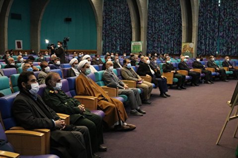 رونمایی از فرش و لوسترهایی اهدایی به حرم امیرالمومنین علیه السلام در اصفهان