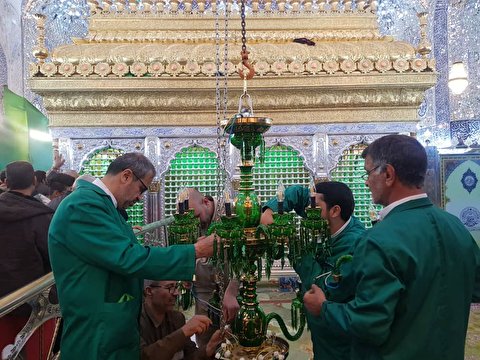 نصب لوسترهای حرم مطهر امام علی علیه السلام