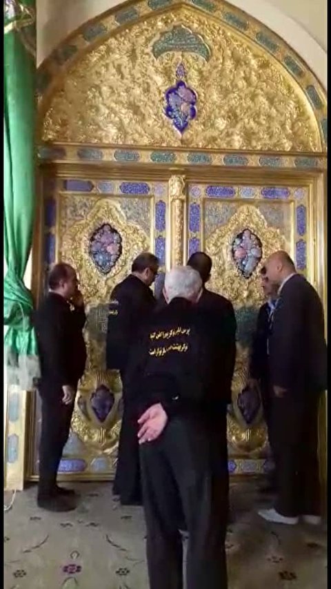 نصب درب مطلای حرم مطهر حضرت مسلم(ع)