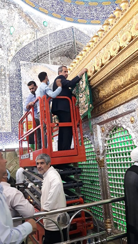 کتیبه های ملیله دوزی شده ضریح مطهر آقا امیر المؤمنین (ع) ،ستر ضریح مطهر ساقی کوثر (ع) گردید.