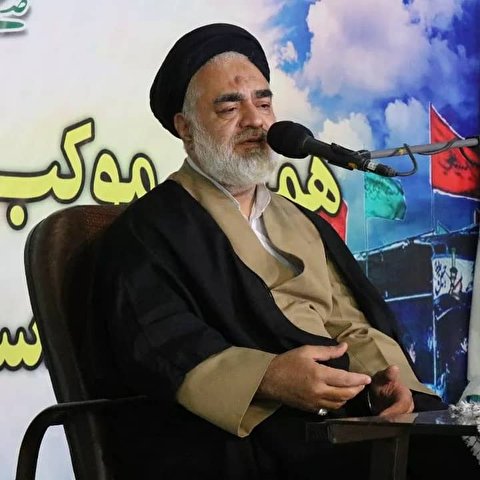 حضرت آیت الله با اشاره به جایگاه بلند خدمت گزاری به زائران اربعین حسینی گفت همواره باید شکر گزار این نعمت خدمت رسانی باشند.