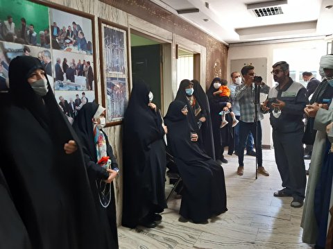 بازدید جمعی از خانواده‌های شهدای شاخص کشور از محل کارگاه ساخت گنبد حرم مطهر حسینی در کرمان
