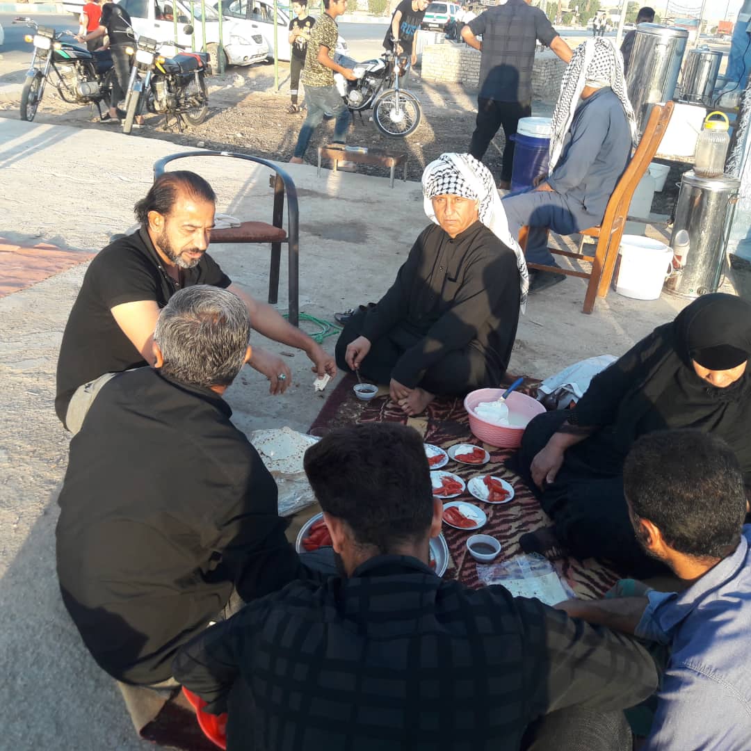 سنگ تمام مواکب و مردم منطقه عین دو اهواز در پذیرایی از زوار اربعین به روایت عکس