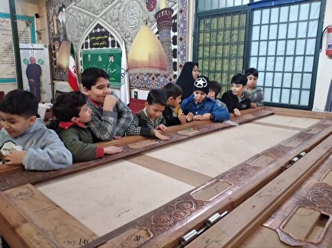 بازدید جمعی از دانش آموزان زنجانی از کارگاه ساخت درب حرم مطهر سامرا