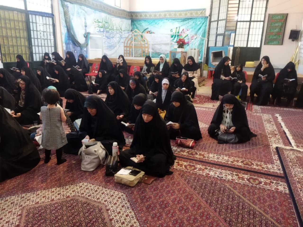 بازدید جمعی از خواهران طلبه زنجانی از کارگاه ساخت درب حرم مطهر سامرا