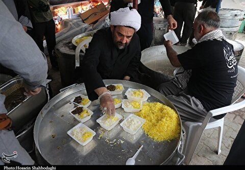 توزیع بیش از ۱۰۰ هزار پرس غذا توسط مواکب گیلانی در اربعین حسینی