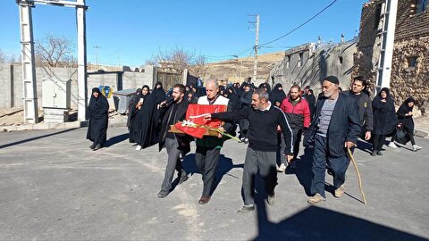 اهالی روستای دوران بخش مرکزی زنجان میزبان پرچم متبرک حرم مطهر امام حسین(ع)