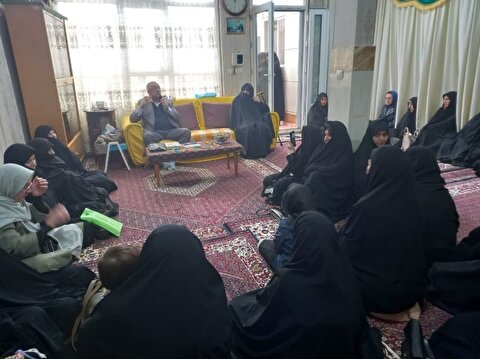 معرفی ستاد در جلسات قرآنی ماه مبارک رمضان بانوان زنجان به همراه تجلیل از خانواده معظم شهدا