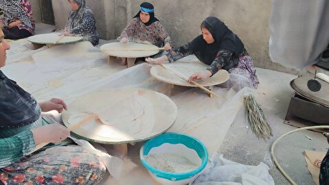 پخت نان محلی برای زائران اربعین در لنده