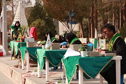 نوشتن اسامی شهدای عملیات محرم پشت کاشی های حرم