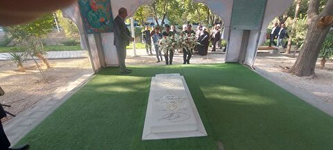 فیلم حضور مهمانان خارجی همایش بین المللی ساخت، توسعه و بازسازی عتبات عالیات در گذر تاریخ ، در آرامگاه استاد فرشچیان