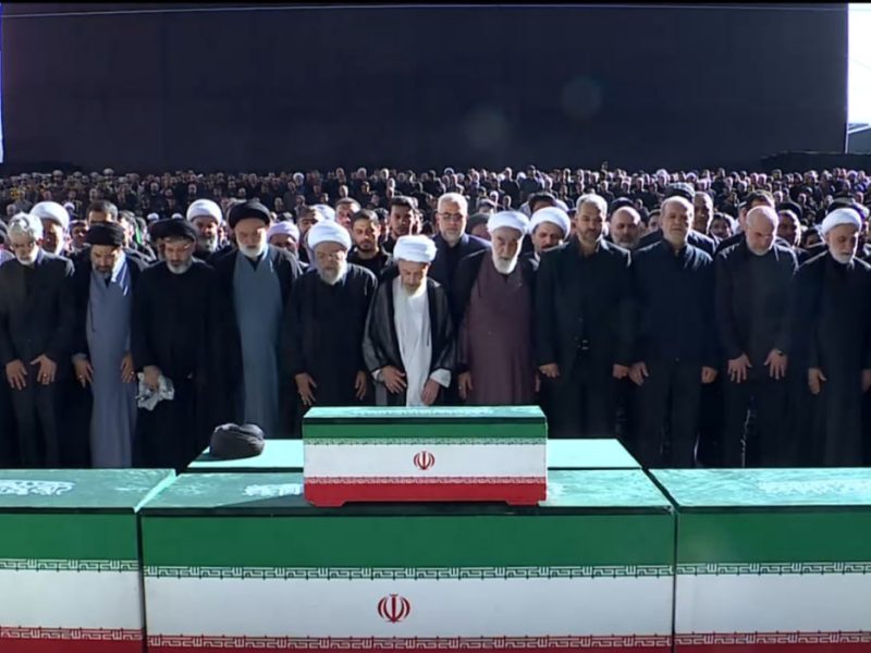 وقتی که همه دنیا چشم شد و خیره به تابوتهای شهدا دوخته شد وقتی که همه دنیا چشم شد و خیره به تابوتهای شهدا دوخته شد