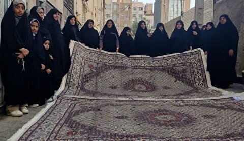 بانوان بیرجندی هنر قالی‌بافی را نذر توسعه عتبات می‌کنند